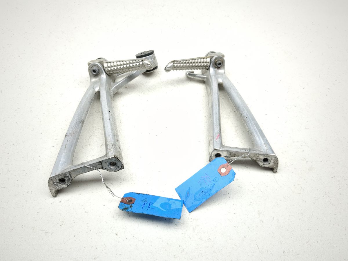 03-05 Yamaha YZF R6 Rear Passenger Foot Pegs Set Pair 5SL-4 5SL-5