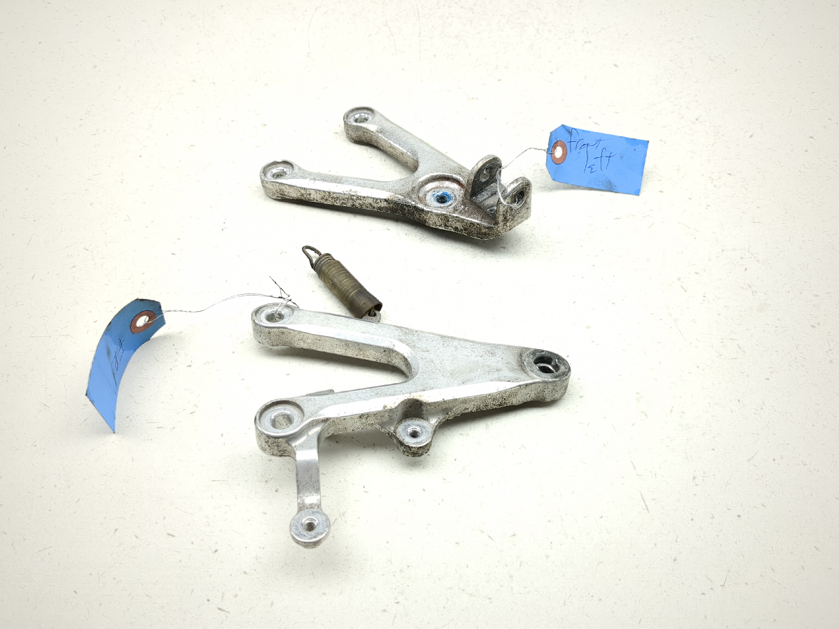 03-05 Yamaha YZF R6 Front Driver Foot Pegs Set Pair 5SL-2 5SL-3