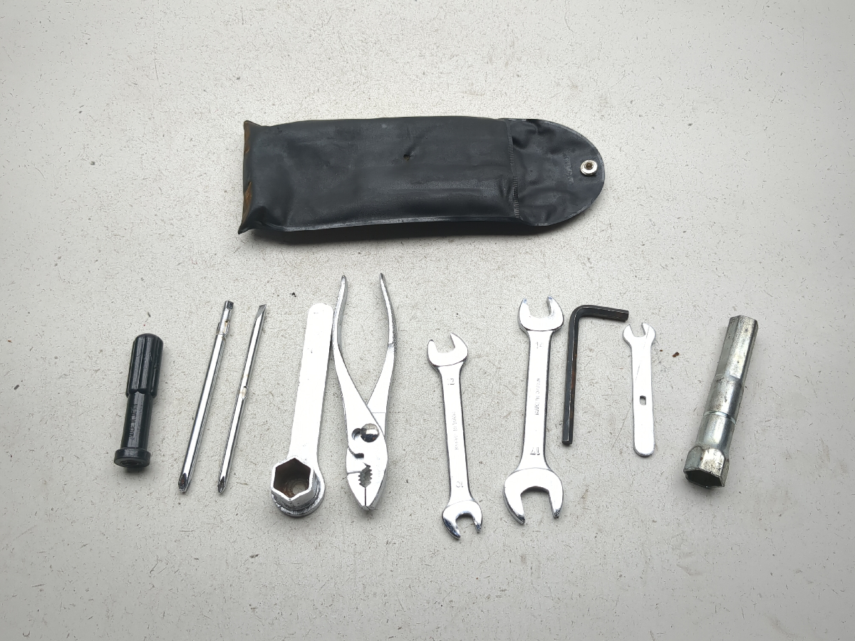92-04 Suzuki VS800 Intruder Tool Kit With Storage Case