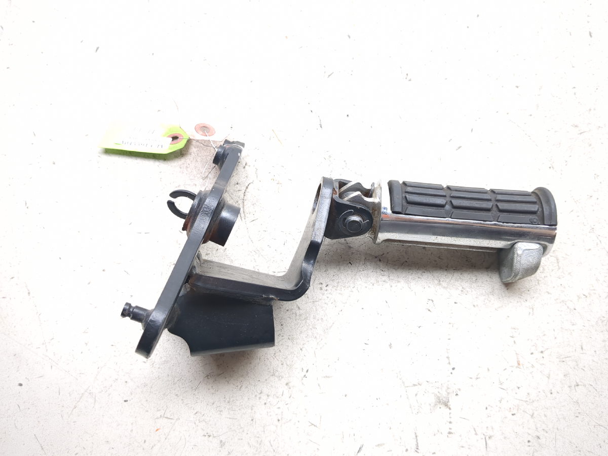 06-16 Kawasaki Vulcan 900 VN900C Front Right  Driver Foot Peg