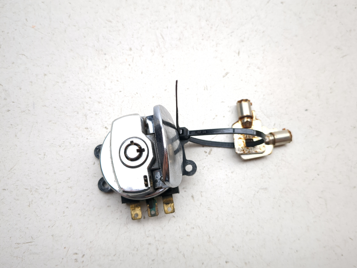 01-06 Harley Softail Standard FXSTI Petrol Gas Fuel Tank Cap Lid With Keys