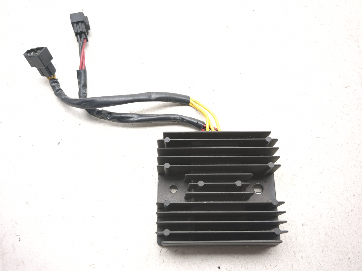 05-10 Triumph Sprint ST 1050 Voltage Regulator Rectifier SH820AC