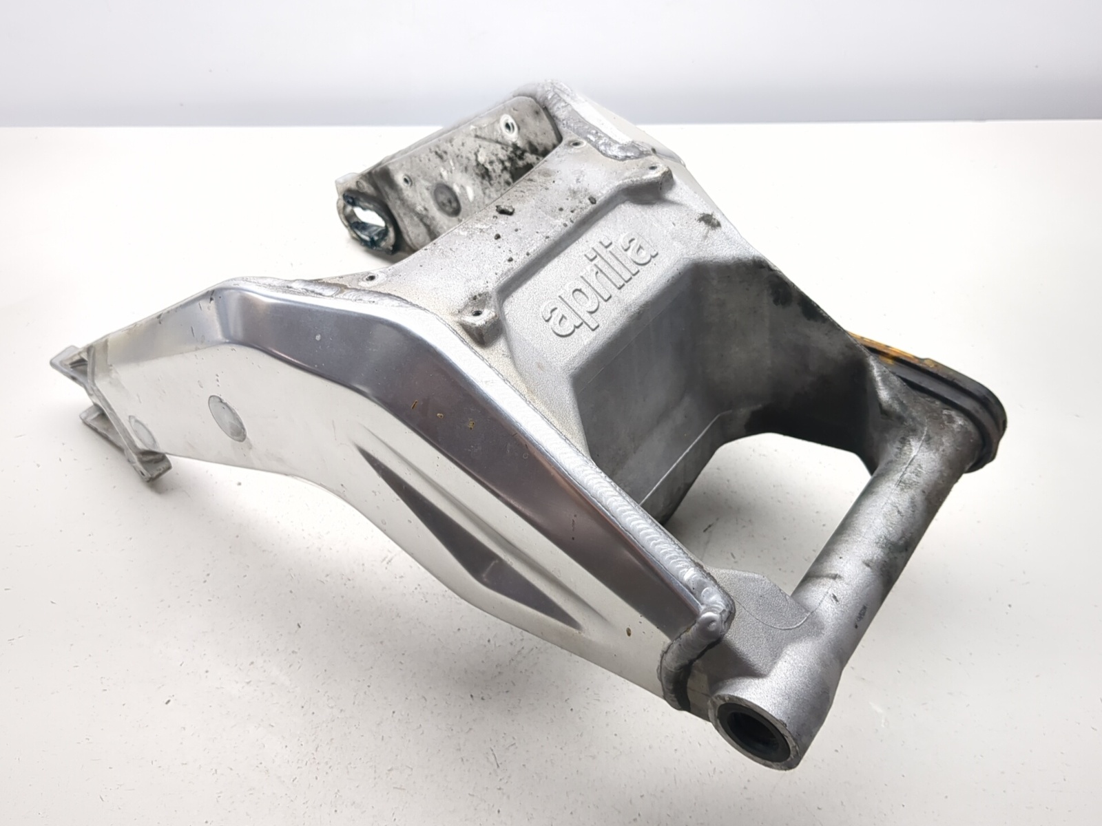 06-10 Aprilia Tuono 1000R Factory Rear Swingarm AP8106979 - Sun