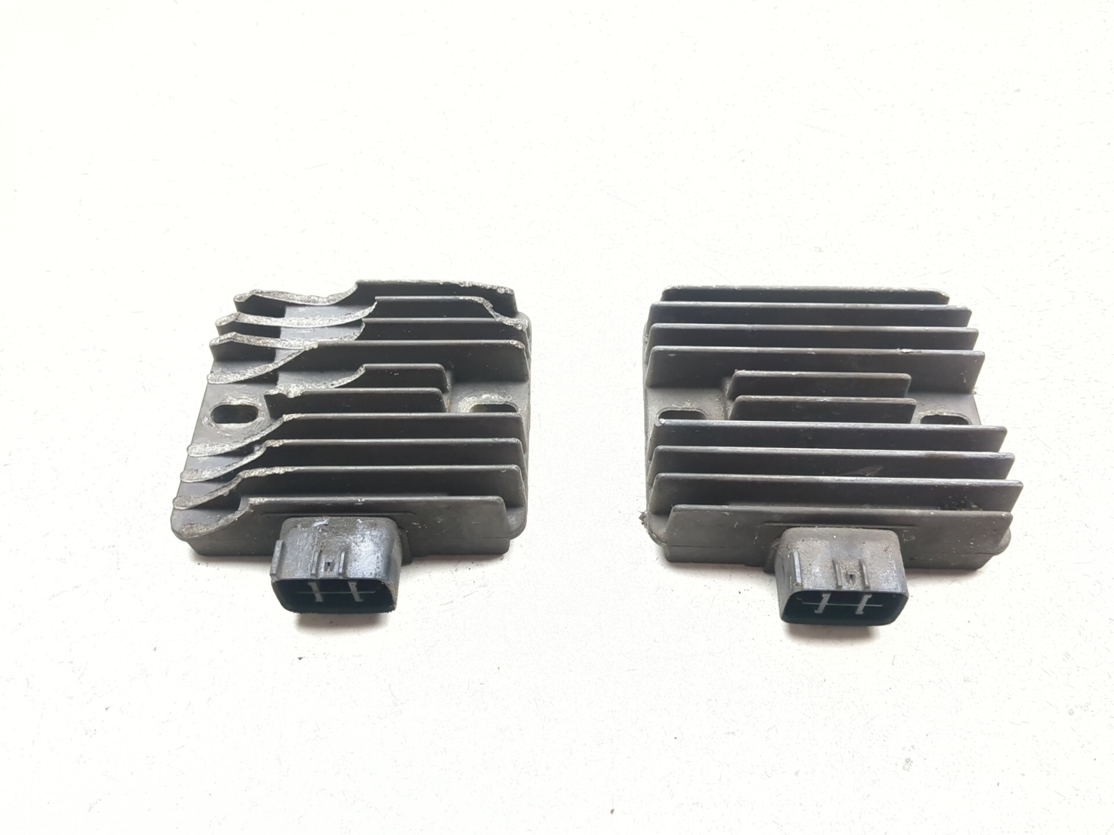 04-10 Kawasaki Vulcan 2000 VN2000 Left Right Voltage Regulator 21066-0012