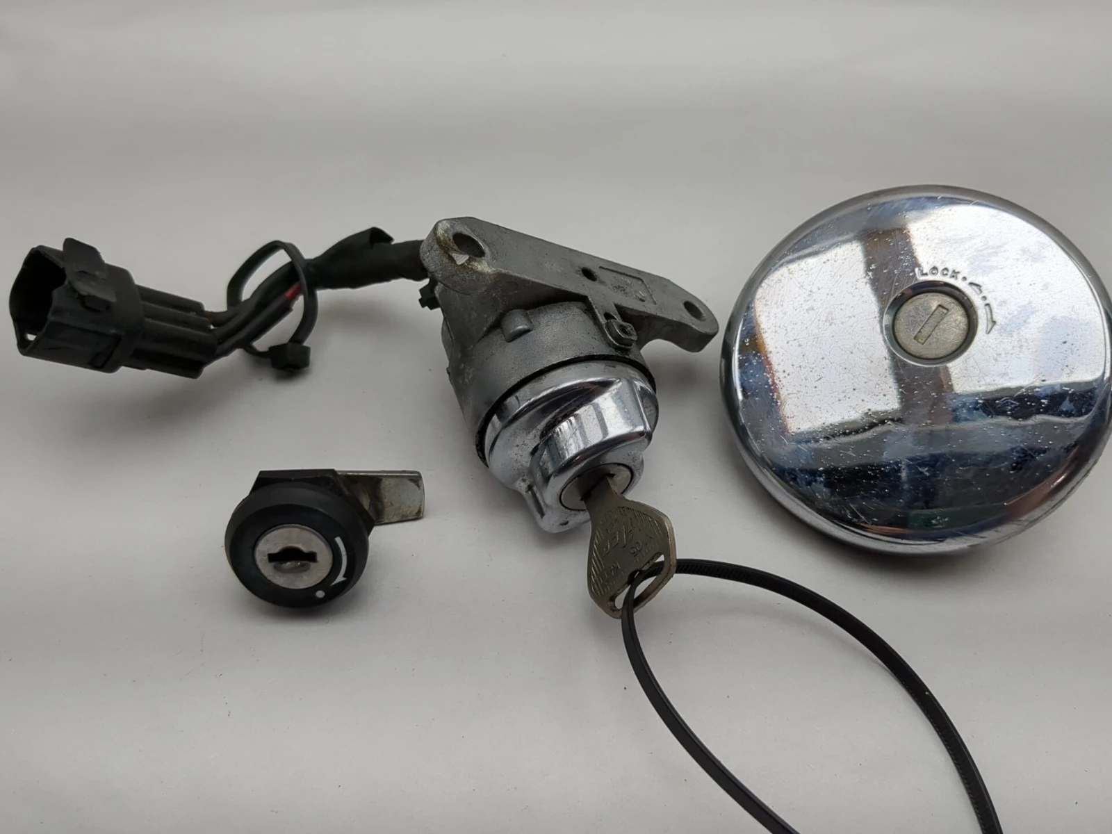 03-08 Kawasaki VN1600 Vulcan Classic Front Ignition Gas Cap Lock Set 27005-0001
