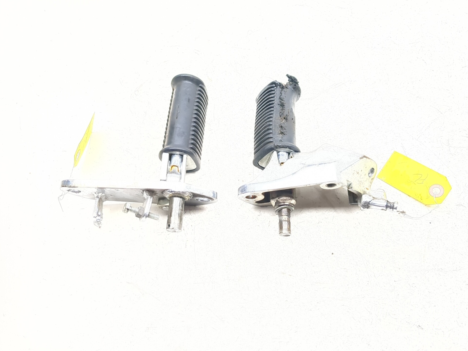 05-19 Suzuki LS650 Boulevard S40 Left & Right Front Footrest Foot