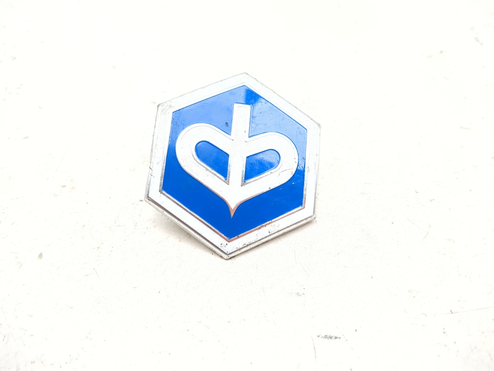 06-11 Piaggio MP3 250 Front Shield Emblem 1B003766
