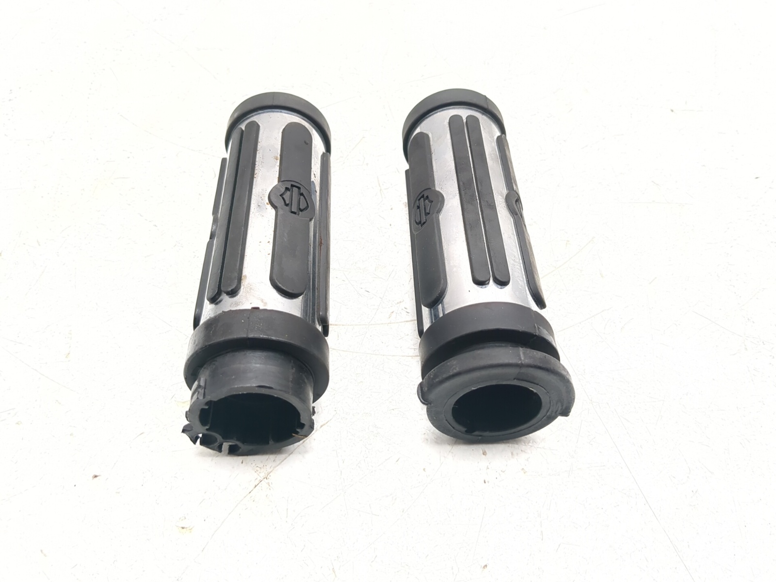 12-17 Harley NIGHT ROD VRSCDX Front Left Right Handlebar Grip Set