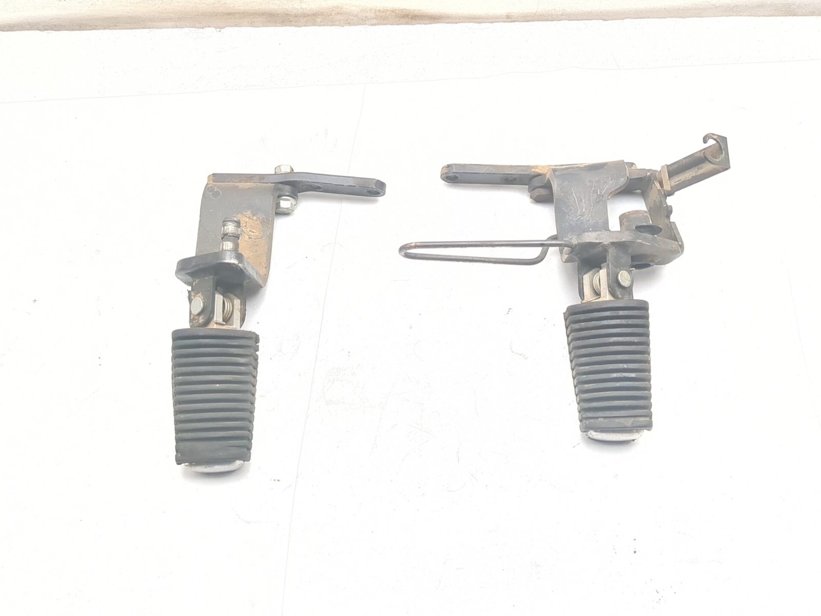 99-09 Yamaha V Star 1100 XVS1100 Driver Foot Peg w/ Bracket Set 5KS-27410-10-00