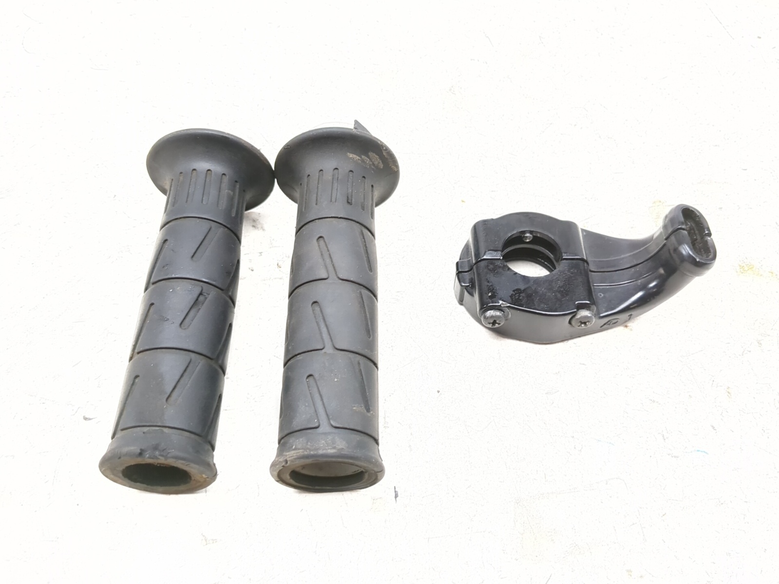 05-08 Kawasaki ZZR 600 Front Throttle Housing Grip Set 46019-0001
