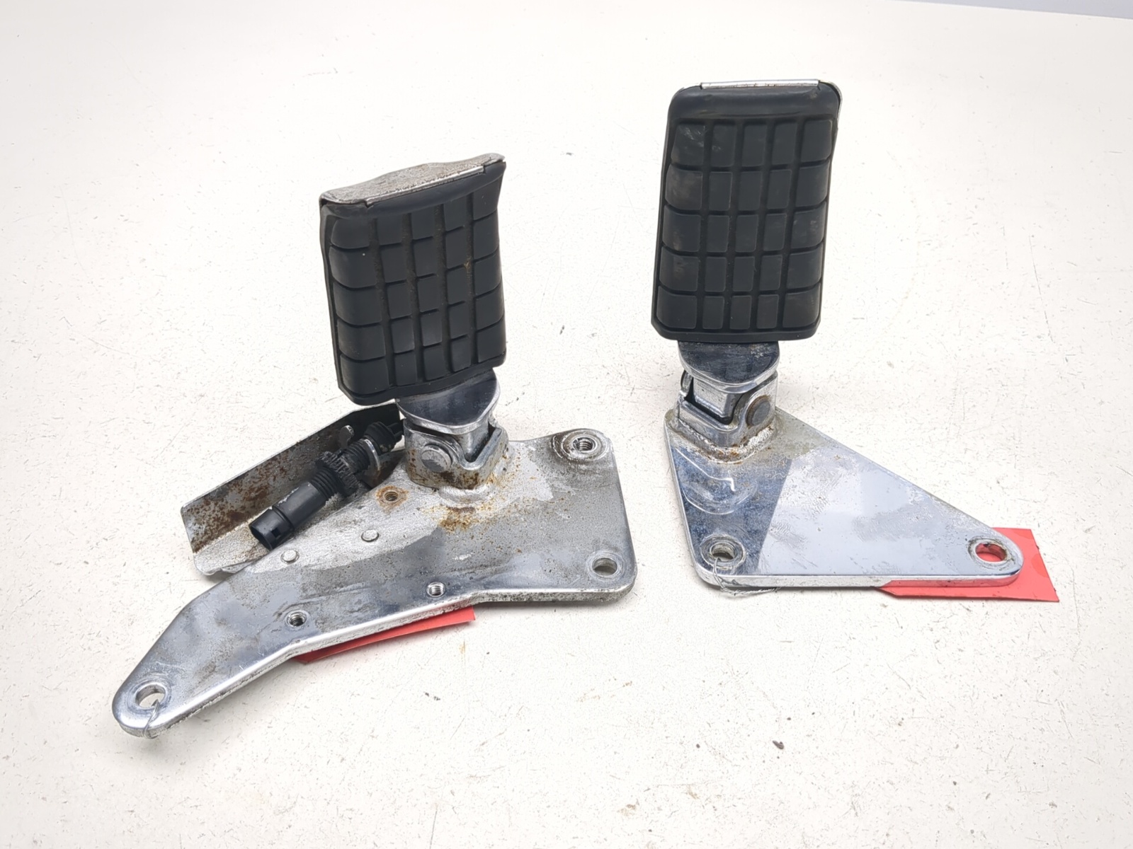 97-04 Honda Valkyrie 1500 GL1500C Front Left Right Foot Rest Set  50642-MZ0-000