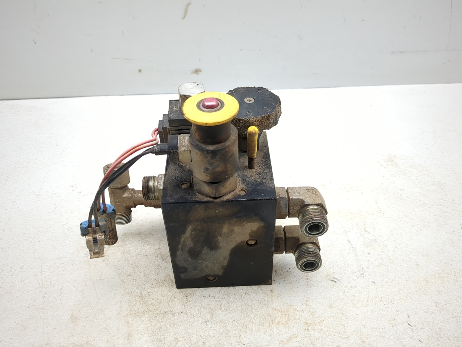08-14 John Deere 7700 Precision Cut Mower Hydraulic Control Valve