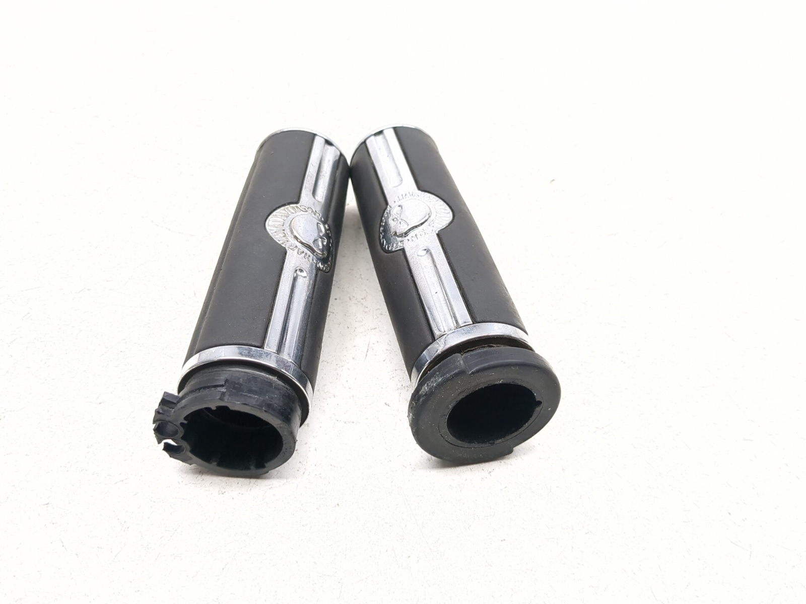 04-06 Harley Road King Custom FLHRSI Left Right Handlebar Grip Set 56740-04