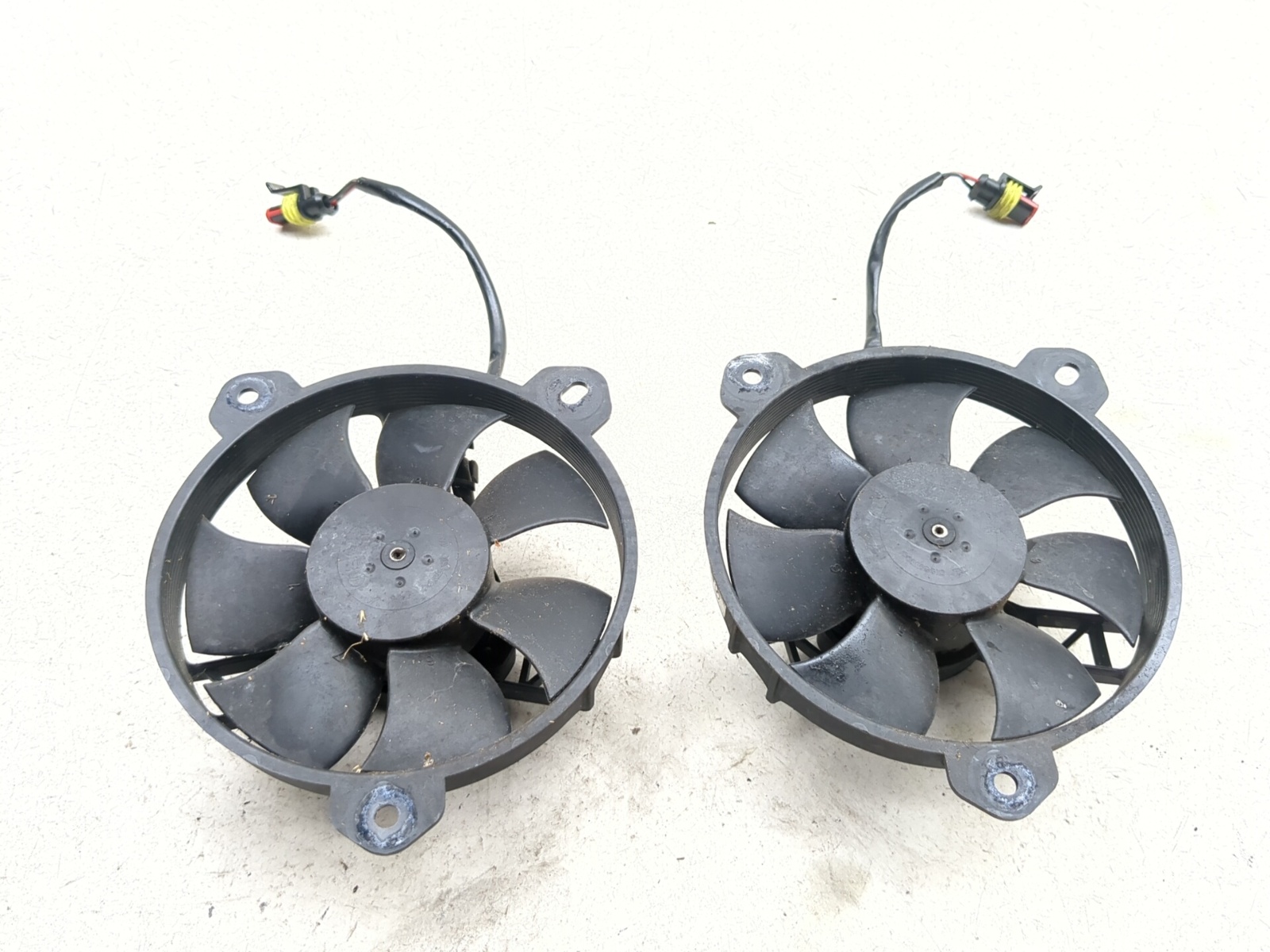 ファン 13-15 Ducati Hypermotard 821 Front Left Right Radiator Fan Set