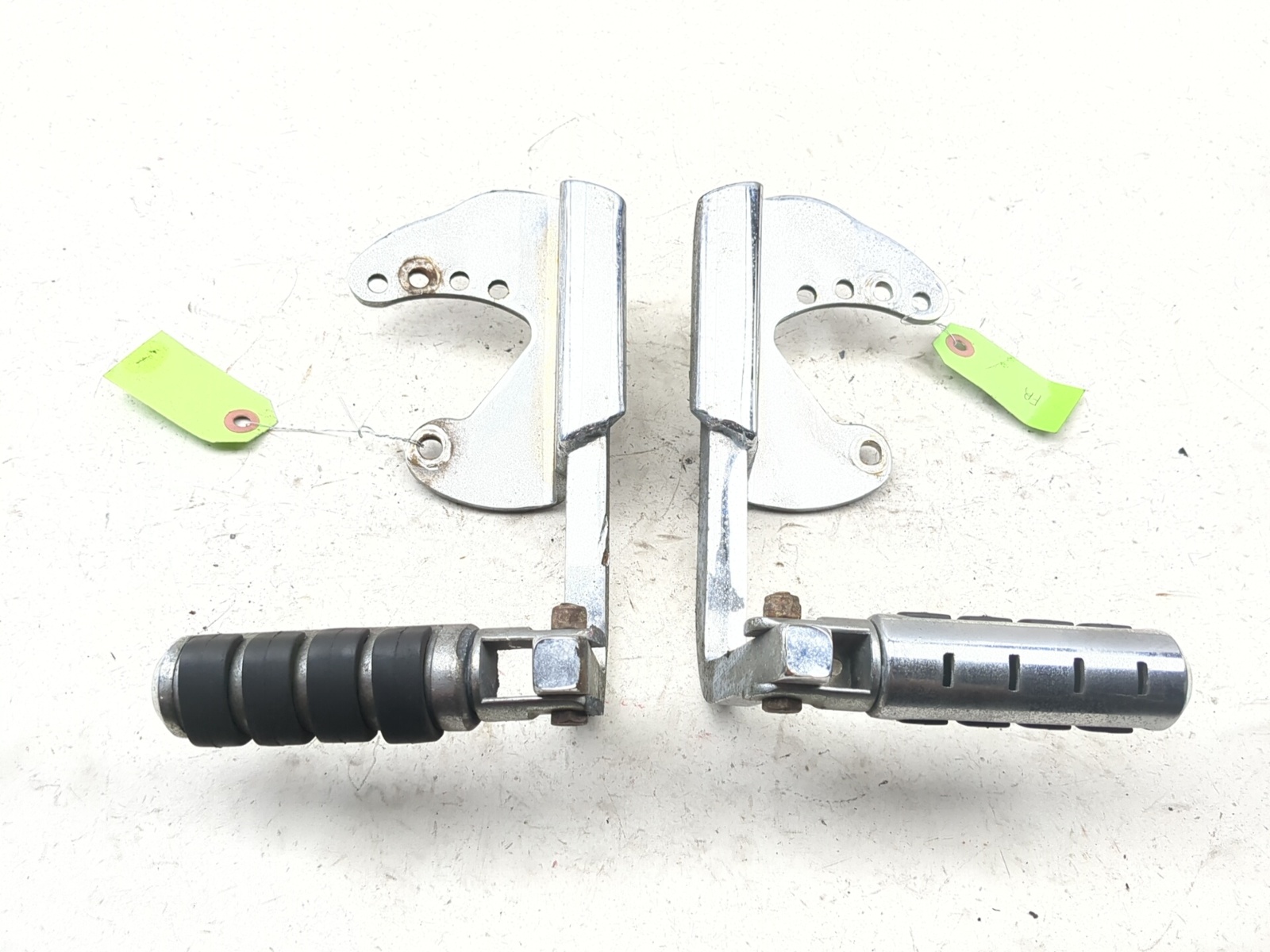 12さん 02-03 Kawasaki VN1500 Vulcan Mean Streak Rear Foot Peg Assembly