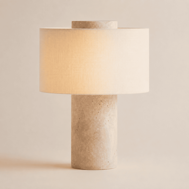 Melvane Soft Tischleuchte mit cremefarbenem Stoffschirm und hellem Sockel