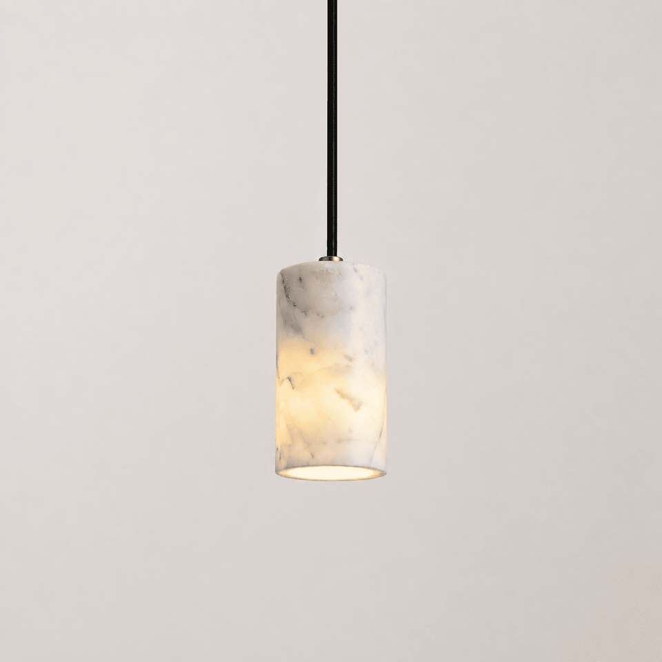Nerelle Glow Pendelleuchte: zylindrischer Schirm in marmorierter Steinoptik vor heller Wand