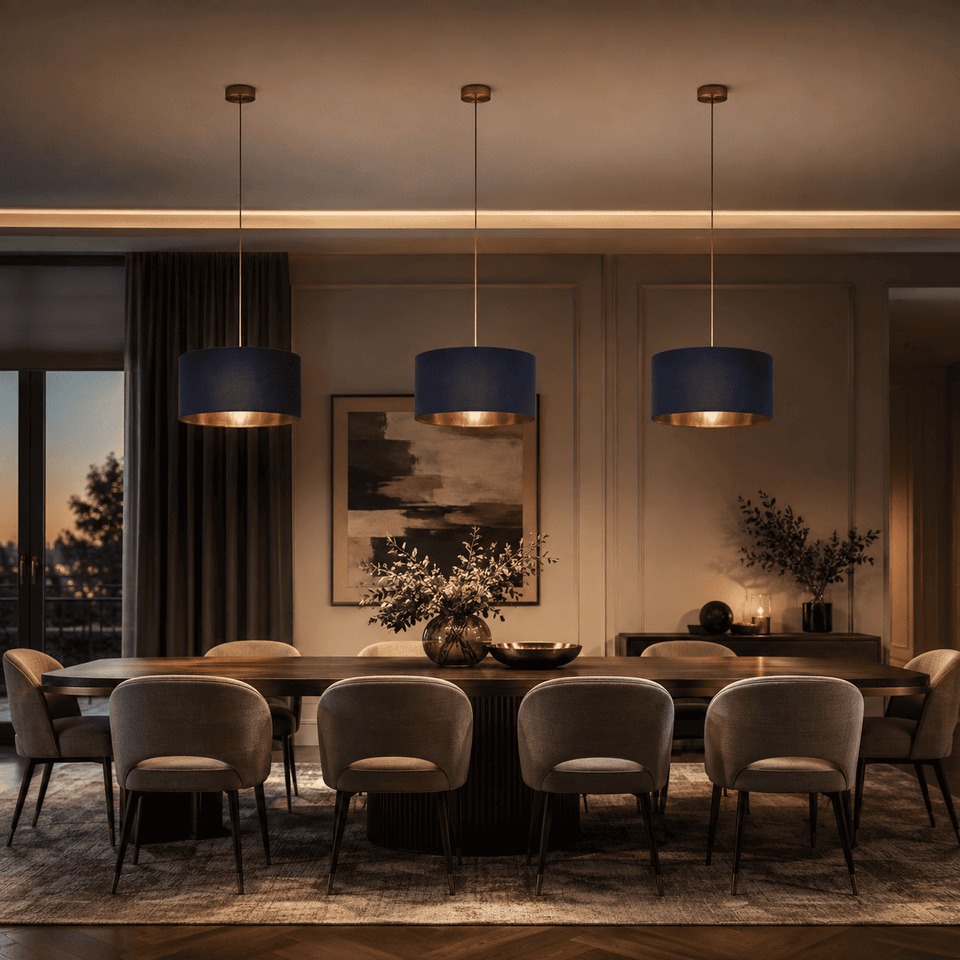 Rivaro Drum Pendelleuchte – drei Leuchten in Dunkelblau über einem Esstisch