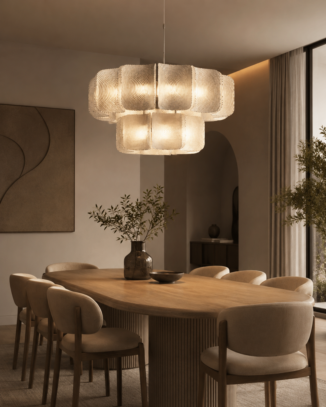 Modernes Esszimmer mit großer weißer Hängeleuchte