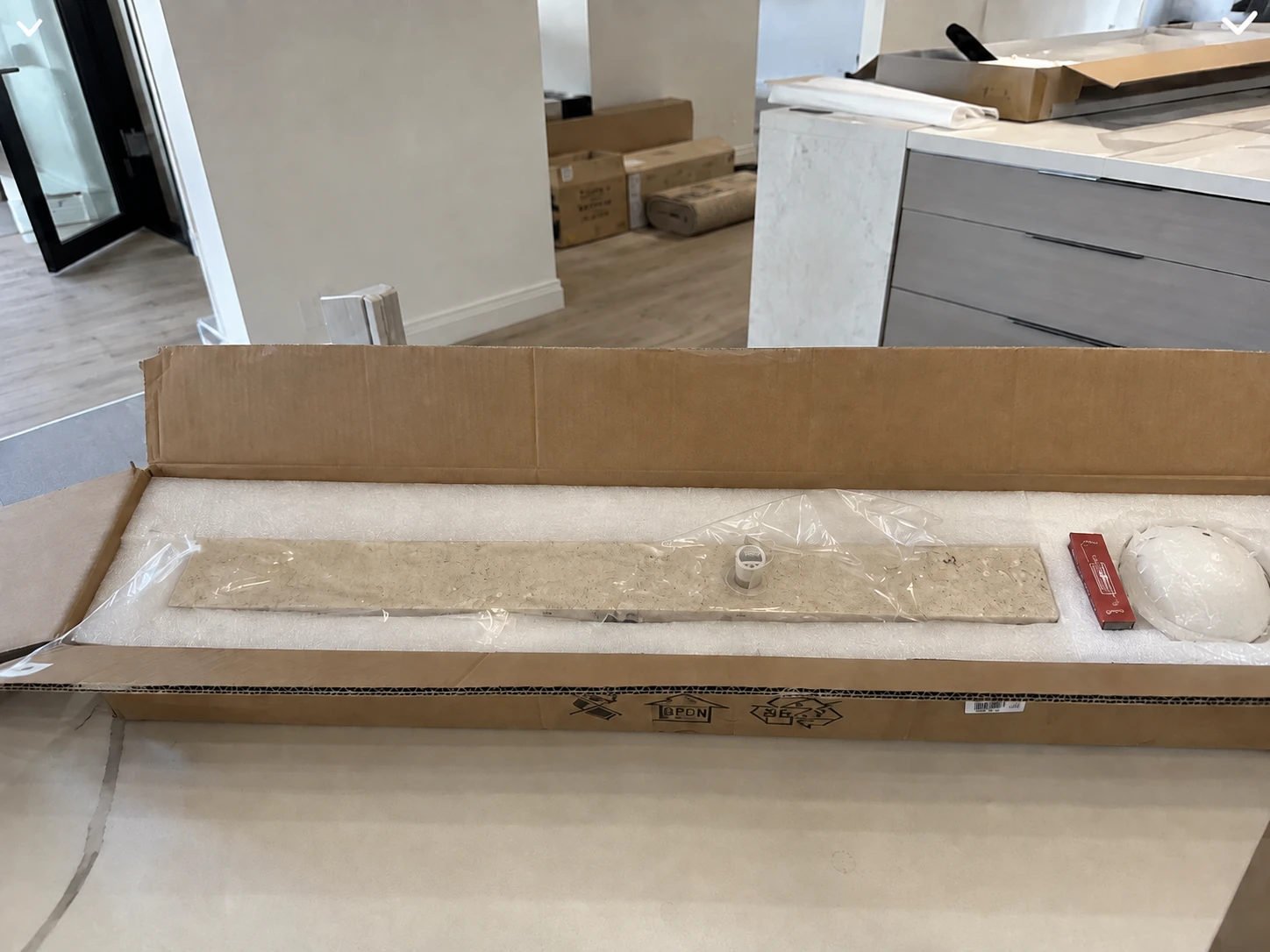 Aurelia Stone Wandleuchte im Wohnzimmer einer Kundin
