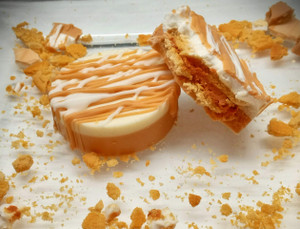 Pumpkin Oreos Dipped in White Chocolate Pumpkin Oreos Dipped in White Chocolate