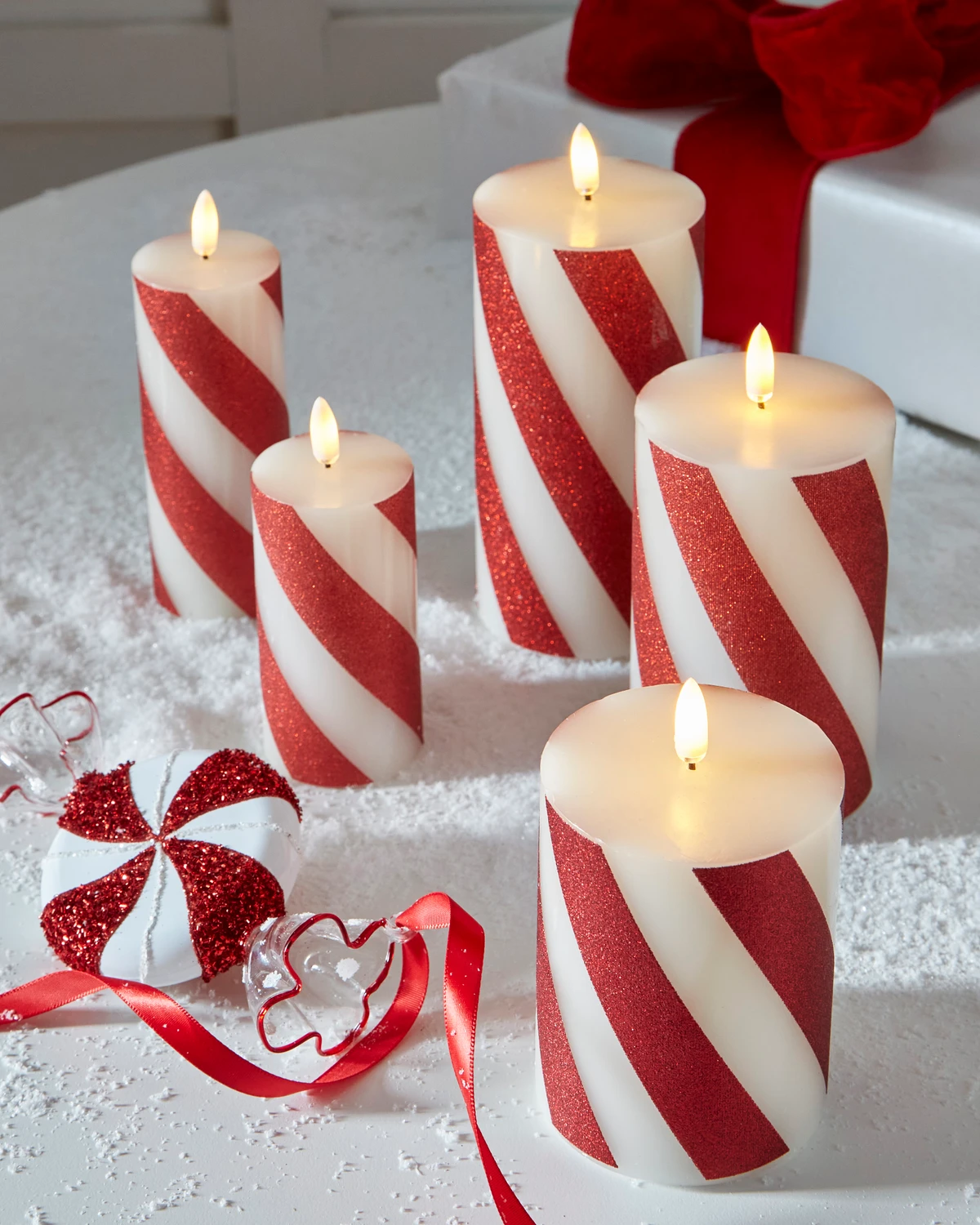 Raz rot-weiß gestreifte batteriebetriebene Stumpenkerze mit realistischer Flamme | Raz Imports | Raz Weihnachten | Weihnachtsdekoration | Weihnachtsdekoration für den Innenbereich