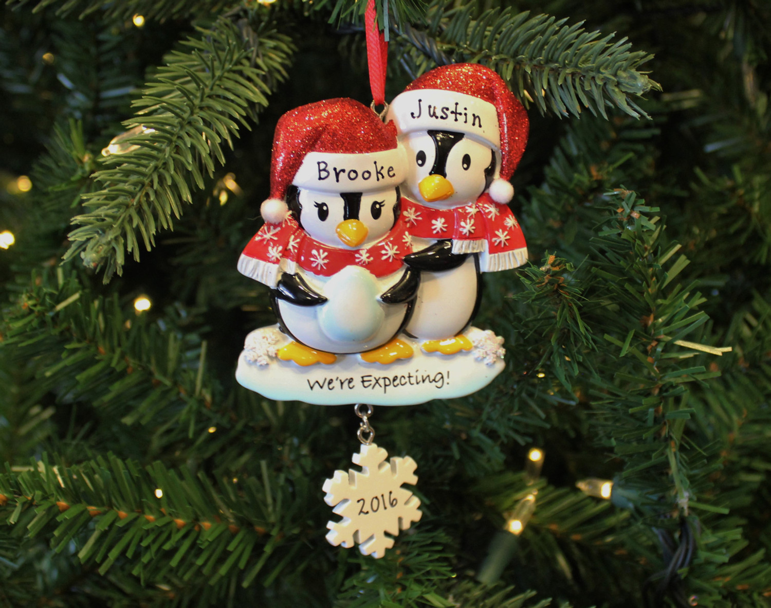 私たちは期待しています」ペンギンカップルのパーソナライズされたクリスマスオーナメント