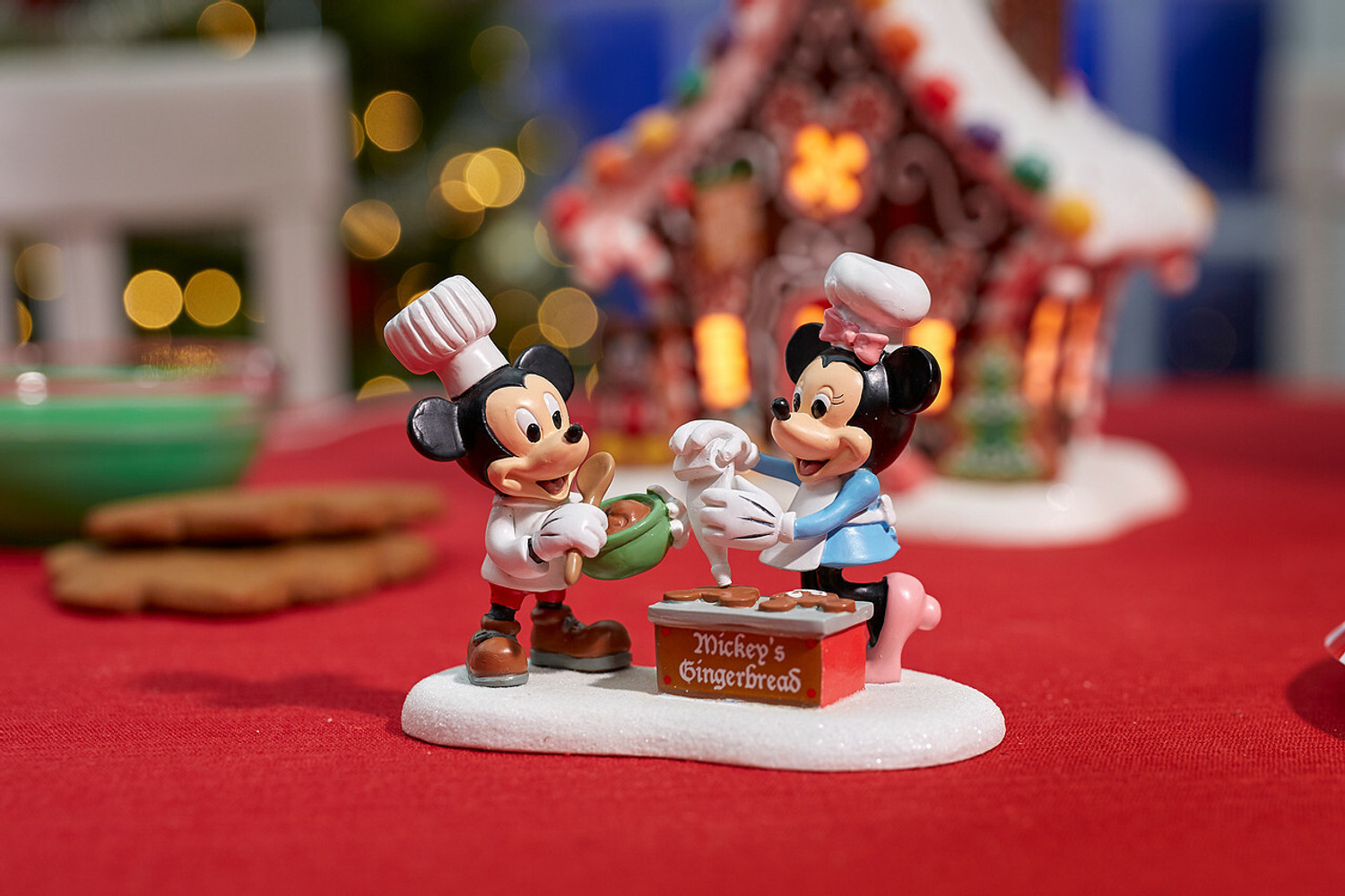 Paysage illuminé La magie de Noël Disney 37 cm 50 figurines Disney  sélection de varzi depuis 1956 : : Cuisine et Maison