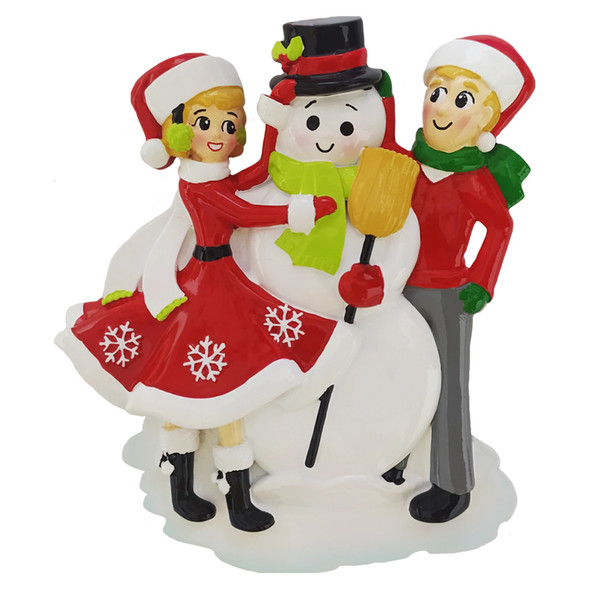 Casal construindo um enfeite de Natal personalizado de boneco de neve OR2379-2