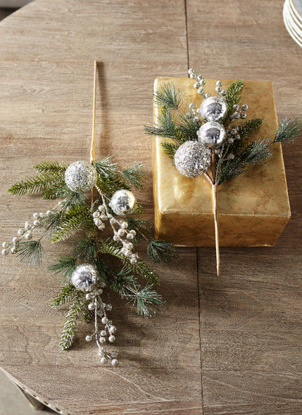 Raz 16" eller 27" fyrretræ og bær med sølvkuglepynt juletræspray