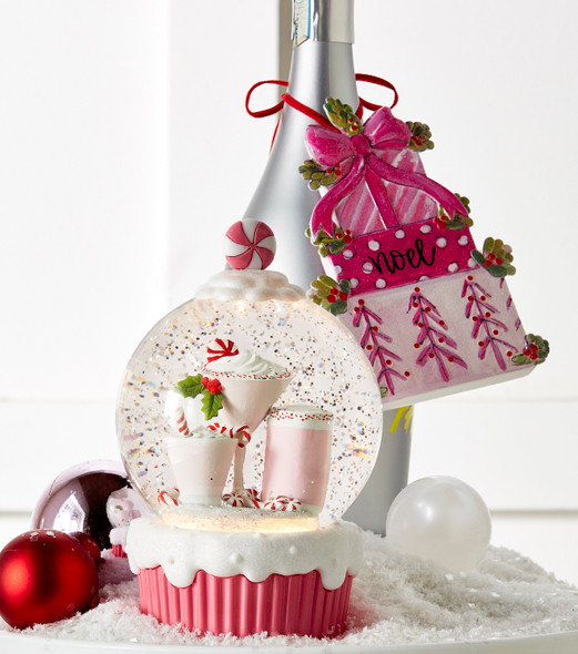 Cupcake de cóctel de menta iluminado Raz de 5 "con decoración navideña de globo de nieve con purpurina arremolinada 4400768