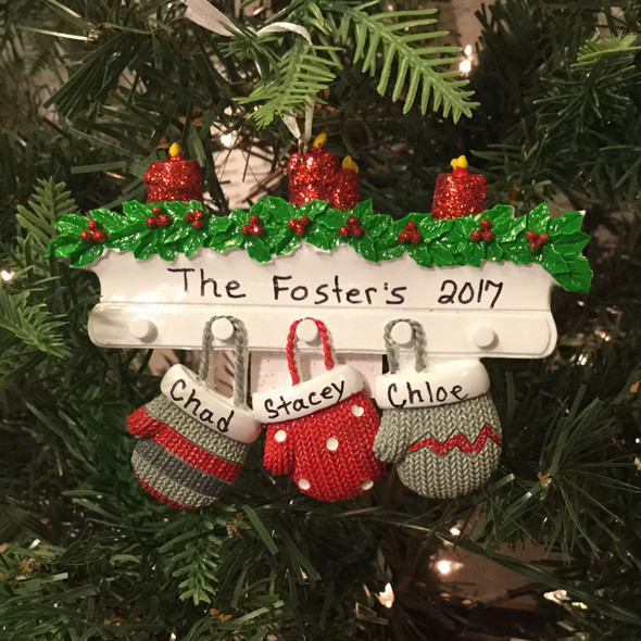 Ornamento natalizio personalizzato per la famiglia con 3 guanti