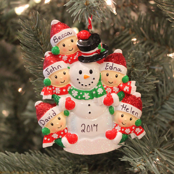 Gepersonaliseerd kerstornament Familie van 5 personen Een sneeuwpop bouwen OR1367-5