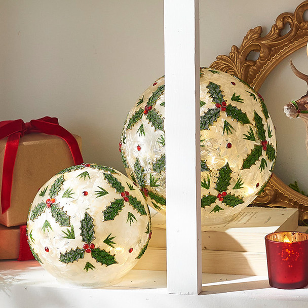 Raz Set di 2 decorazioni natalizie in vetro con sfera illuminata a foglia di agrifoglio 4322866