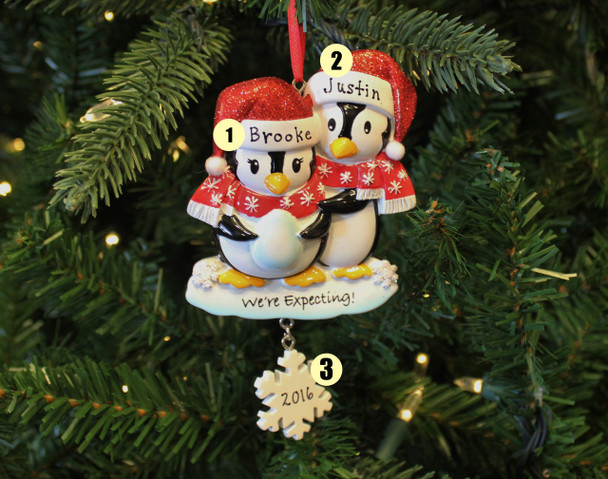 personalisierte Weihnachtsverzierung für Pinguinpaare mit der Aufschrift „We're Expecting“.