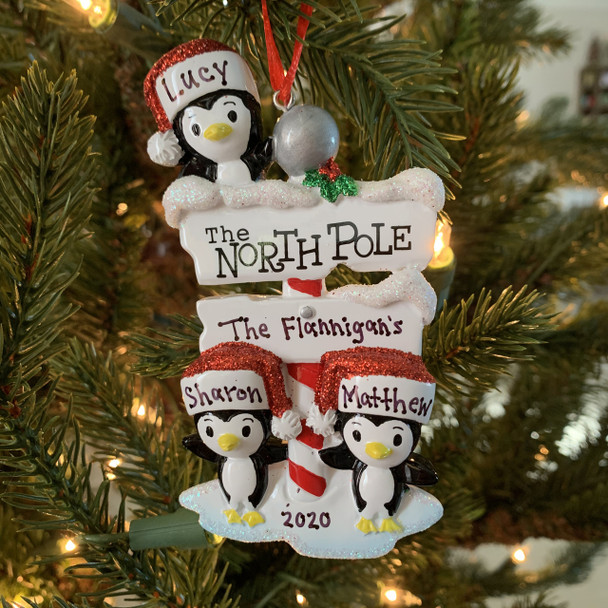 Familia de pingüinos de 3 en el Polo Norte Adorno navideño personalizado OR1739-3