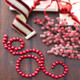 Guirnalda de árbol de navidad con bolas de frutos rojos Raz de 4 'g4206719