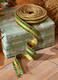 Raz 1,5" grønt fløjlsjulebånd med guldsmykker R4227719