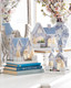 Casa o iglesia de Pascua con flores azules de Delft iluminadas en blanco Raz 
