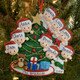 Famiglia di 9 persone attorno all'albero di Natale Ornamento personalizzato OR1789-9