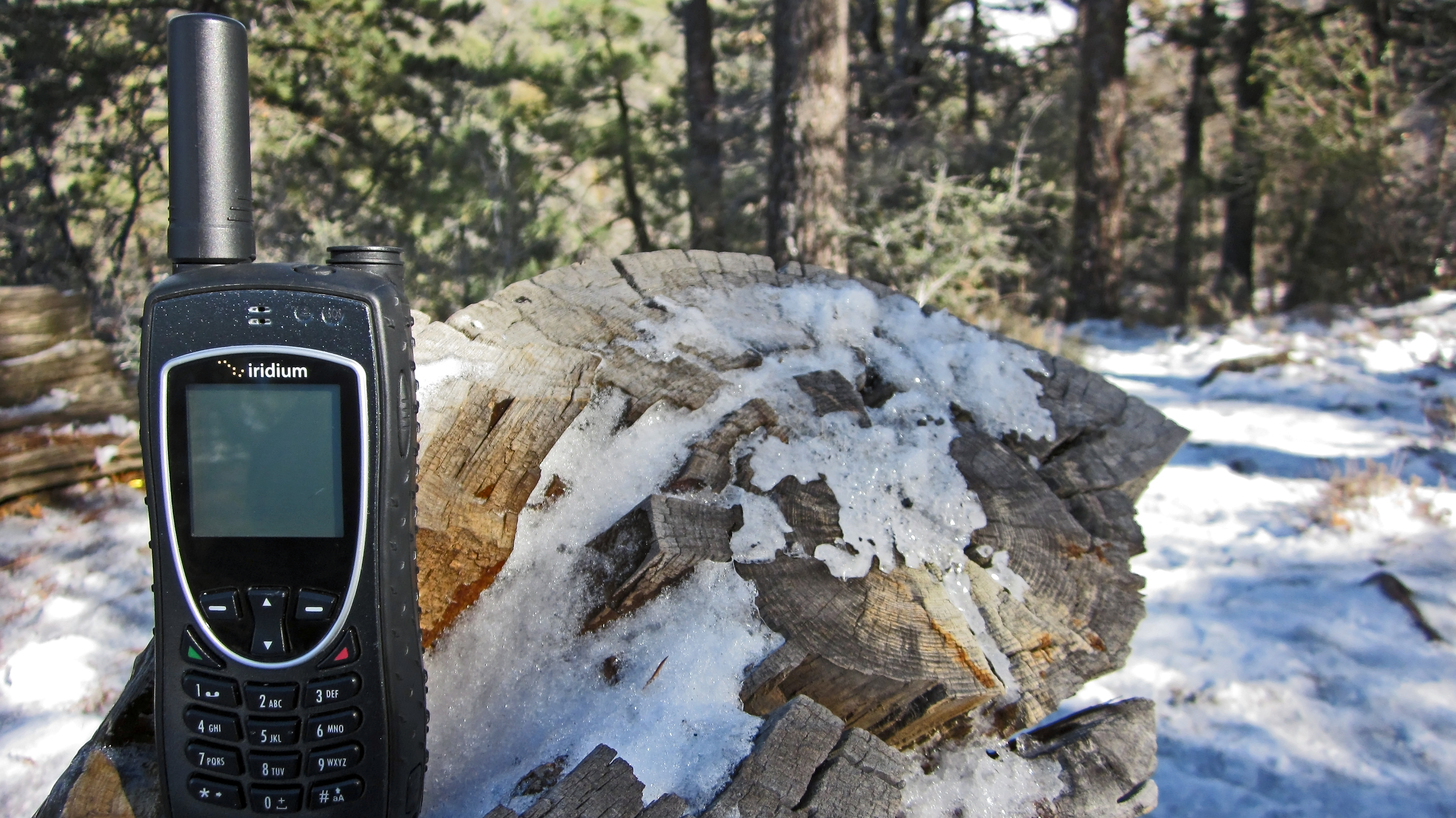 iridium-9575-extreme-satellite-phone-in-snowy-enviroment.jpg