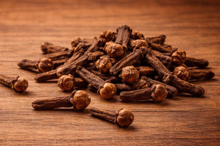 Clove buds for spicy essential oils