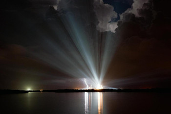 Space Shuttle Discovery Thunderstorm Blast Off Orbiter Vehicle Spacecraft Photograph Stretched Canvas Wall Art 16x24 inch