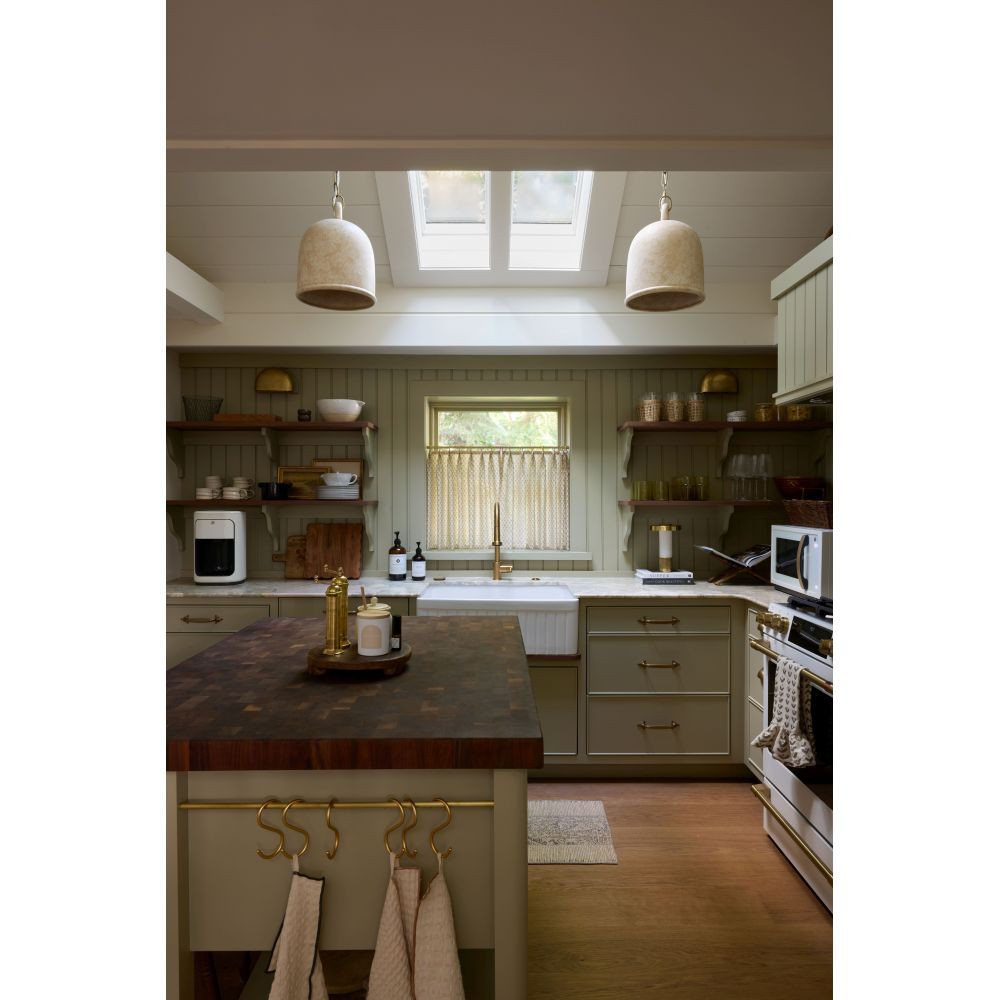 {"pim_id":"154_relic_f2712_pbrcre_sefton_l7621_agb_diggs_1505_agb_design_kate_marker_photo_margaret_rajic_3__v1_1k","sku":"154_F2712-PBR/CRE","media_type":"media"}