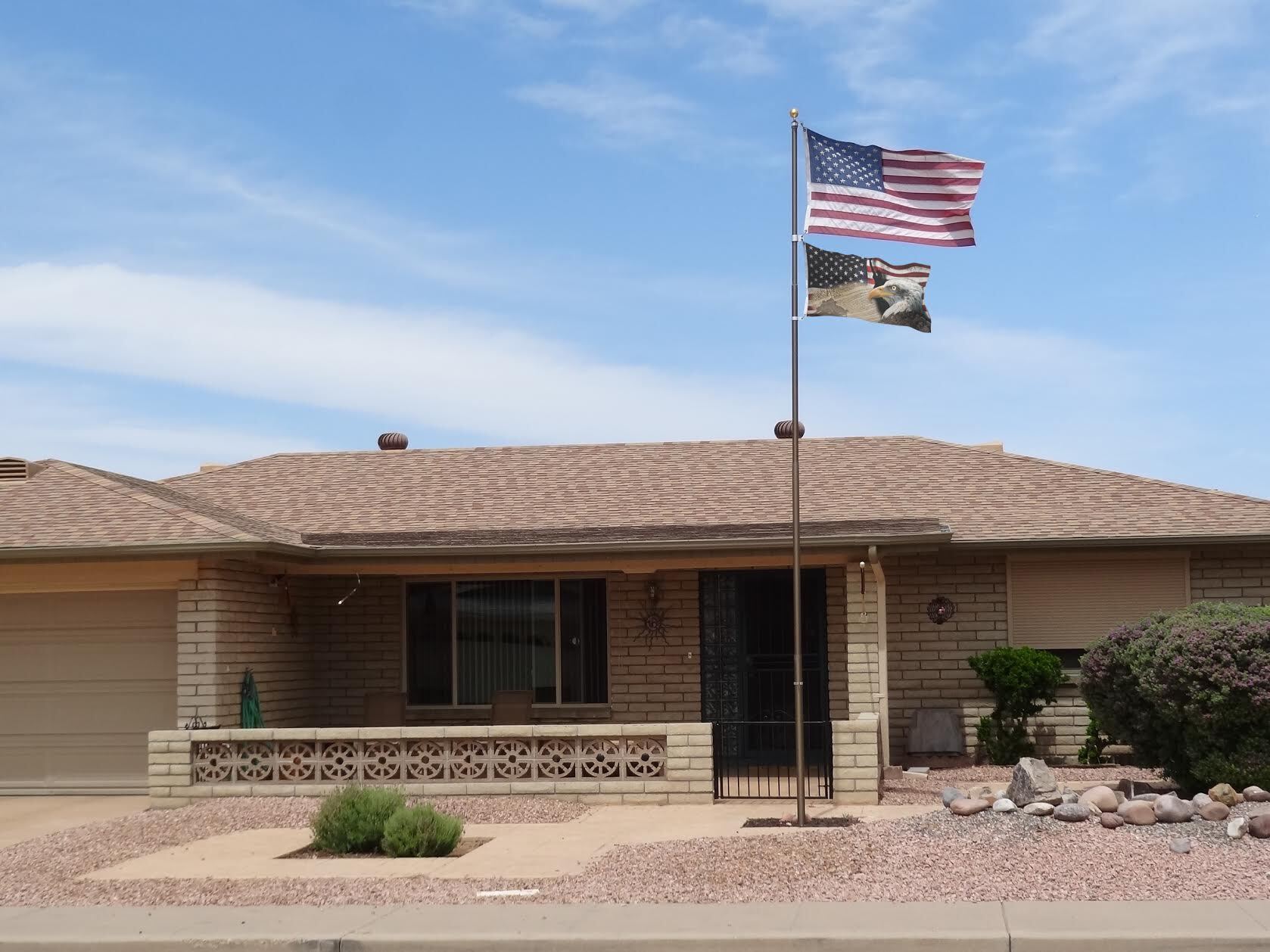 Telescoping flagpole in yard