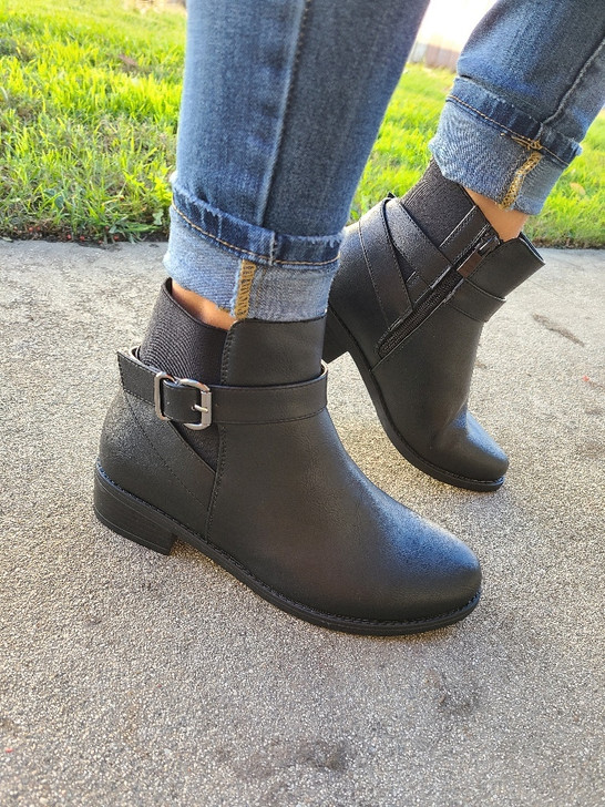 This Women ankle boots feature a modern design with a buckle detail, offering a blend of comfort and style for every casual look.