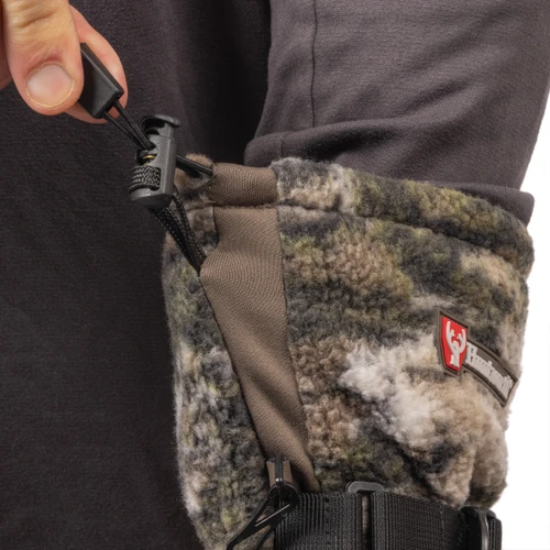 Fully cinchable cuffs to lock in heat.