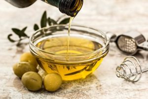 Olive oil has therapeutic phytochemicals that have been proven to be beneficial for eye health.