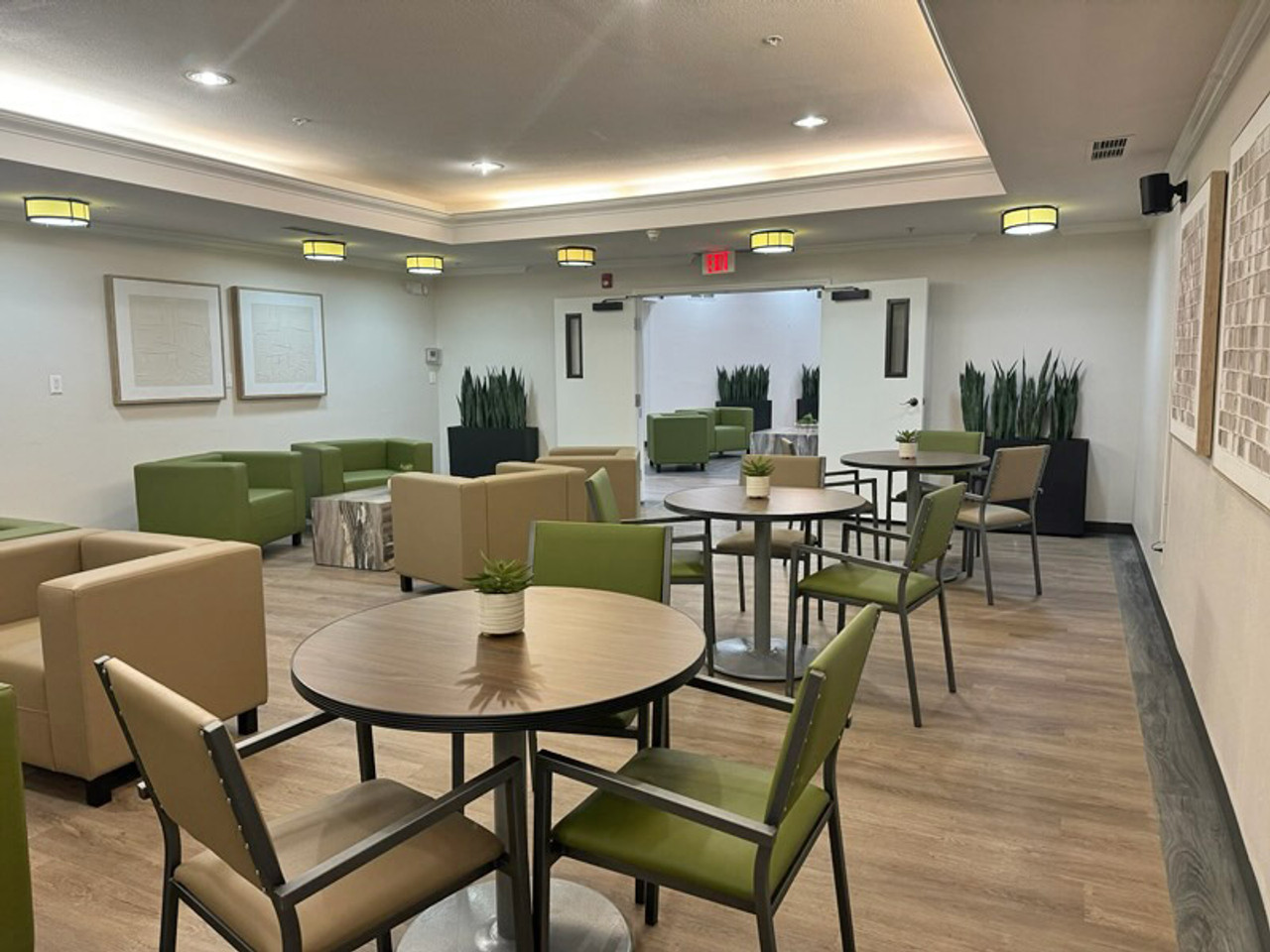 Gunmetal Frame Modern Restaurant Chair with Arms Commercial-Grade Vinyl Seat Gunmetal Frame Modern Restaurant Chair with Arms Commercial-Grade Vinyl Seat