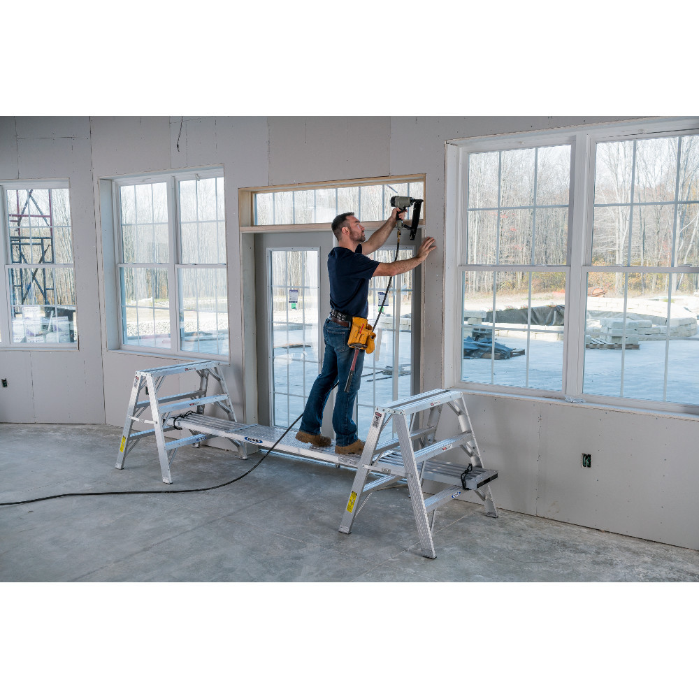 アーム式グレー金属フロアスタンド Werner TW370 Series Aluminum Work Platform 300 lb Rating
